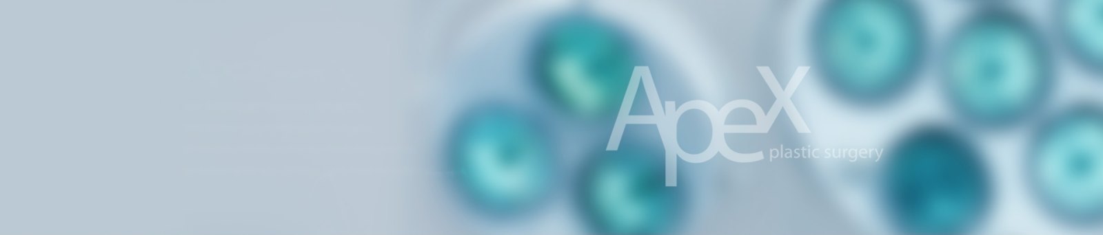 청록색 원형 보케가 흐르는 추상 배경 위에 얹힌 에이펙스 성형외과(ApeX plastic surgery) 워드마크
