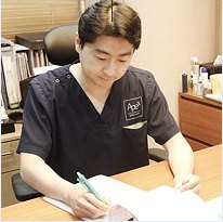 의사가 책상에서 수술 플랜을 작성하는 모습