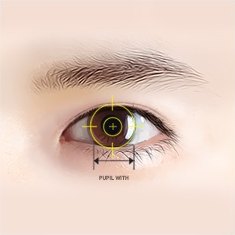 한쪽 눈 클로즈업 위에 노란 십자 조준 링이 동공을 감싸고 동공 지름을 재는 치수 화살표가 그려진 도해