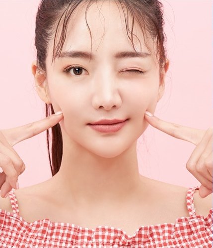 두 손으로 얼굴 라인을 감싸고 있는 모델
