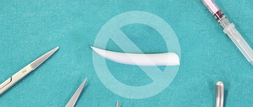 청록색 수술포 위에 놓인 흰 실리콘 코 보형물과 수술 가위·핀셋·주사기, 그 위에 겹쳐진 금지 표식