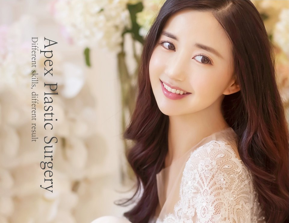 Apex Plastic Surgery — Different skills, different result. 꽃 장식 앞에서 미소짓는 여성 모델
