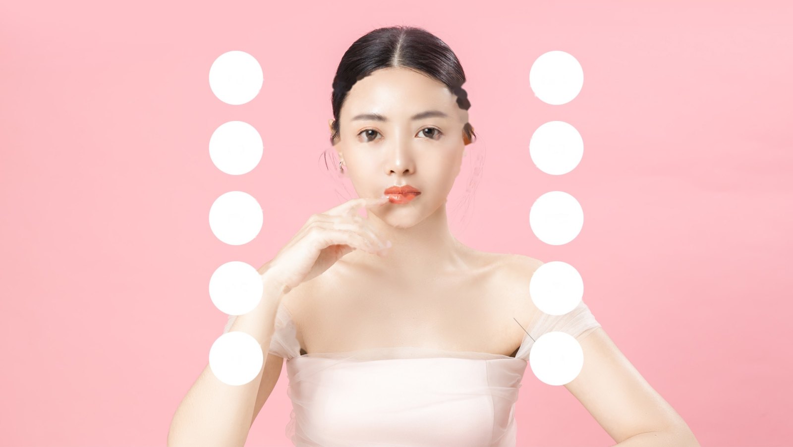 연분홍 배경 앞에서 손을 얼굴 가까이 올린 여성 모델 정면 사진 — 얼굴지방이식 수술부위 열 곳이 흰 원으로 표시되어 있다